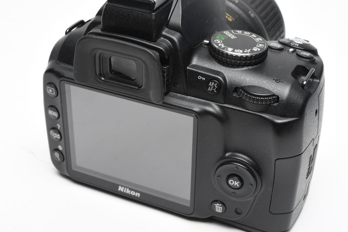 Nikon D3000 DSLR w/Nikkor AFS 18-55mm f3.5-5.6G Lens, Batt, Charger, 1113 Acts!!