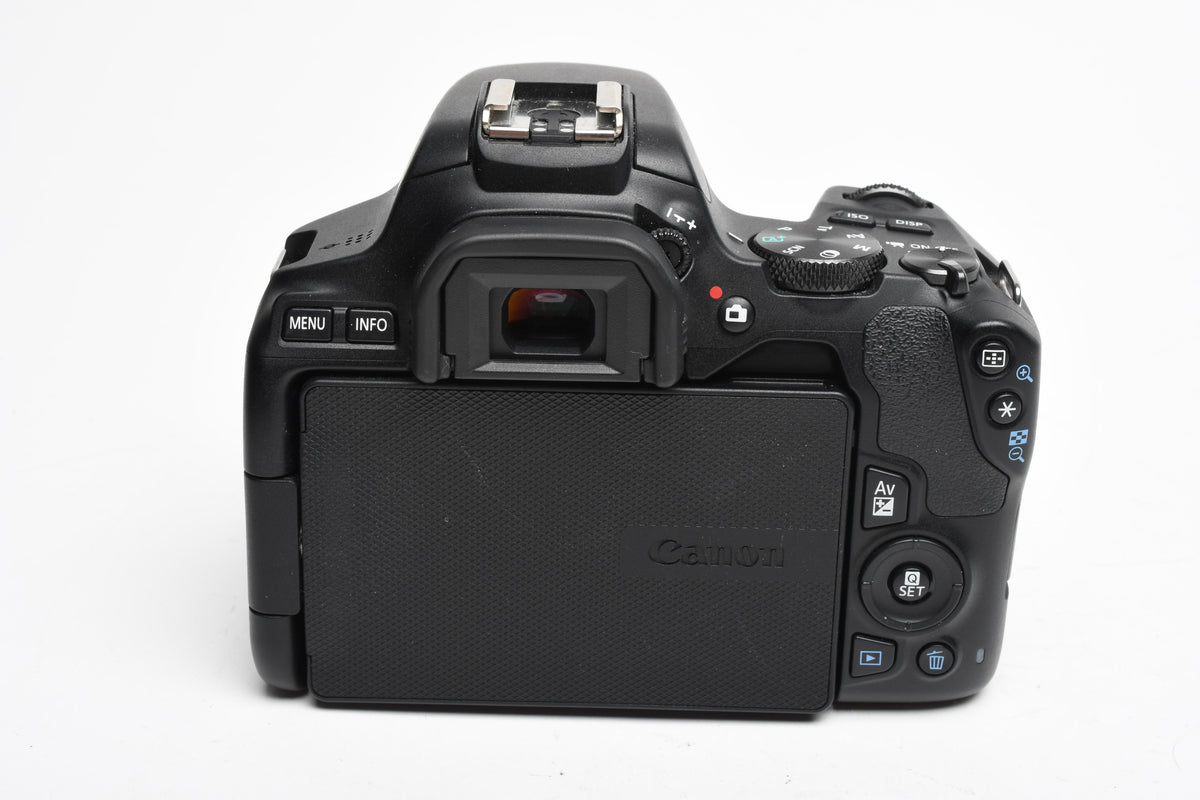 Canon EOS Rebel SL3 DSLR w/18-55mm f4-5.6 IS STM zoom, Case, <1000 Acts!