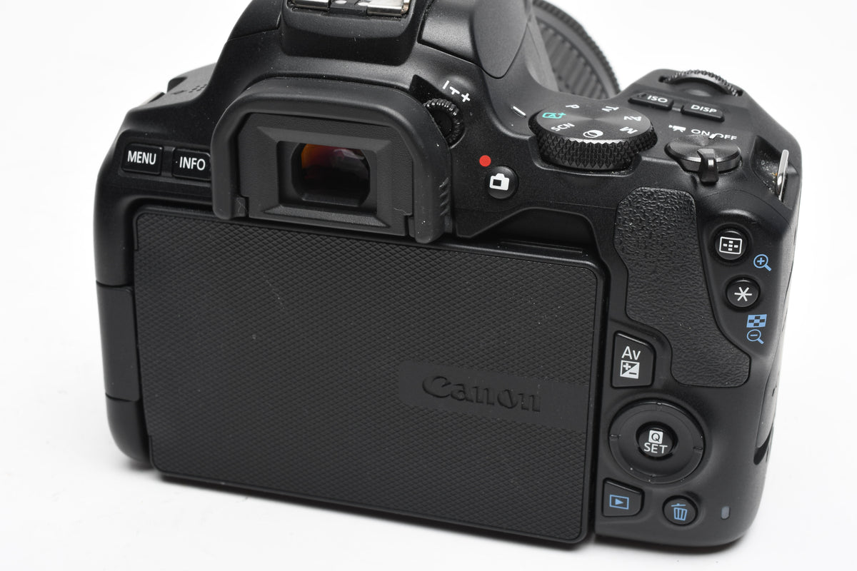 Canon EOS Rebel SL3 DSLR w/18-55mm f4-5.6 IS STM zoom, Case, <1000 Acts!