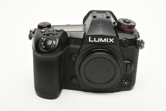 Panasonic Lumix DC-G9 Body, 2X batts, charger, strap, 22K Acts