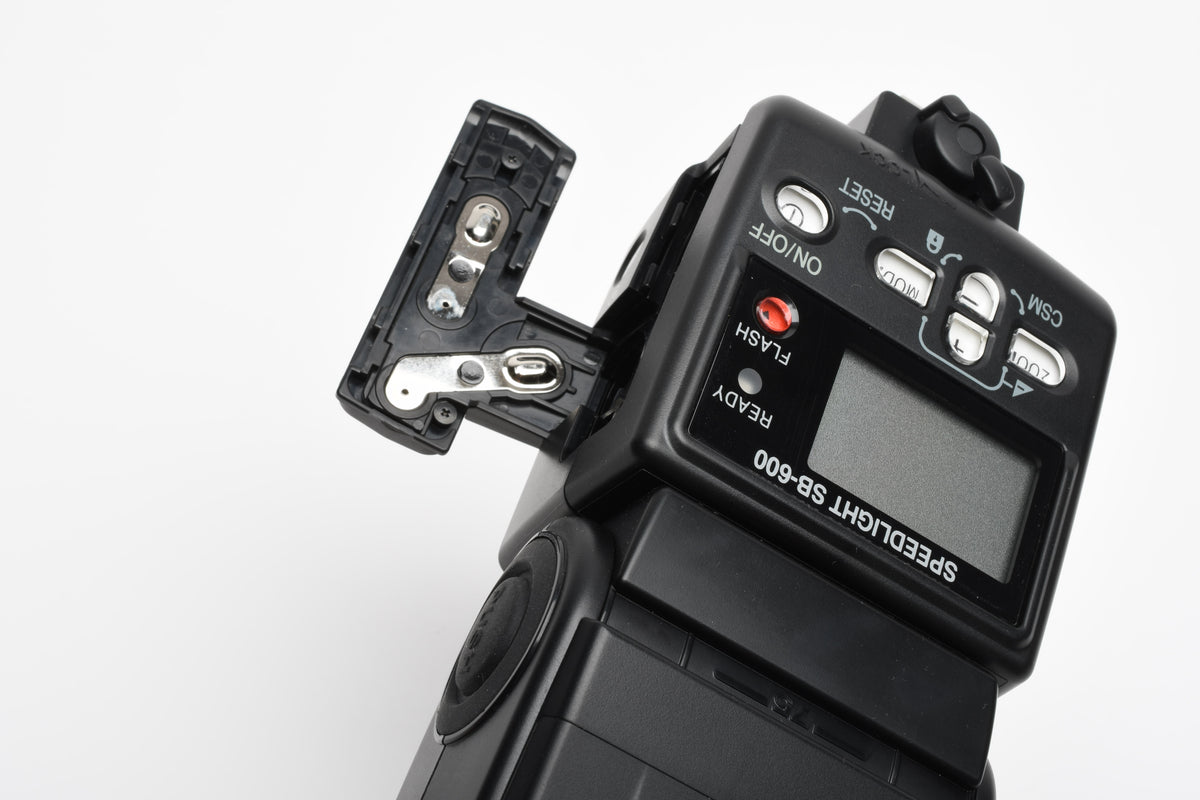 Nikon SB-600 shoe mount flash, case, stand, manual, Mint-