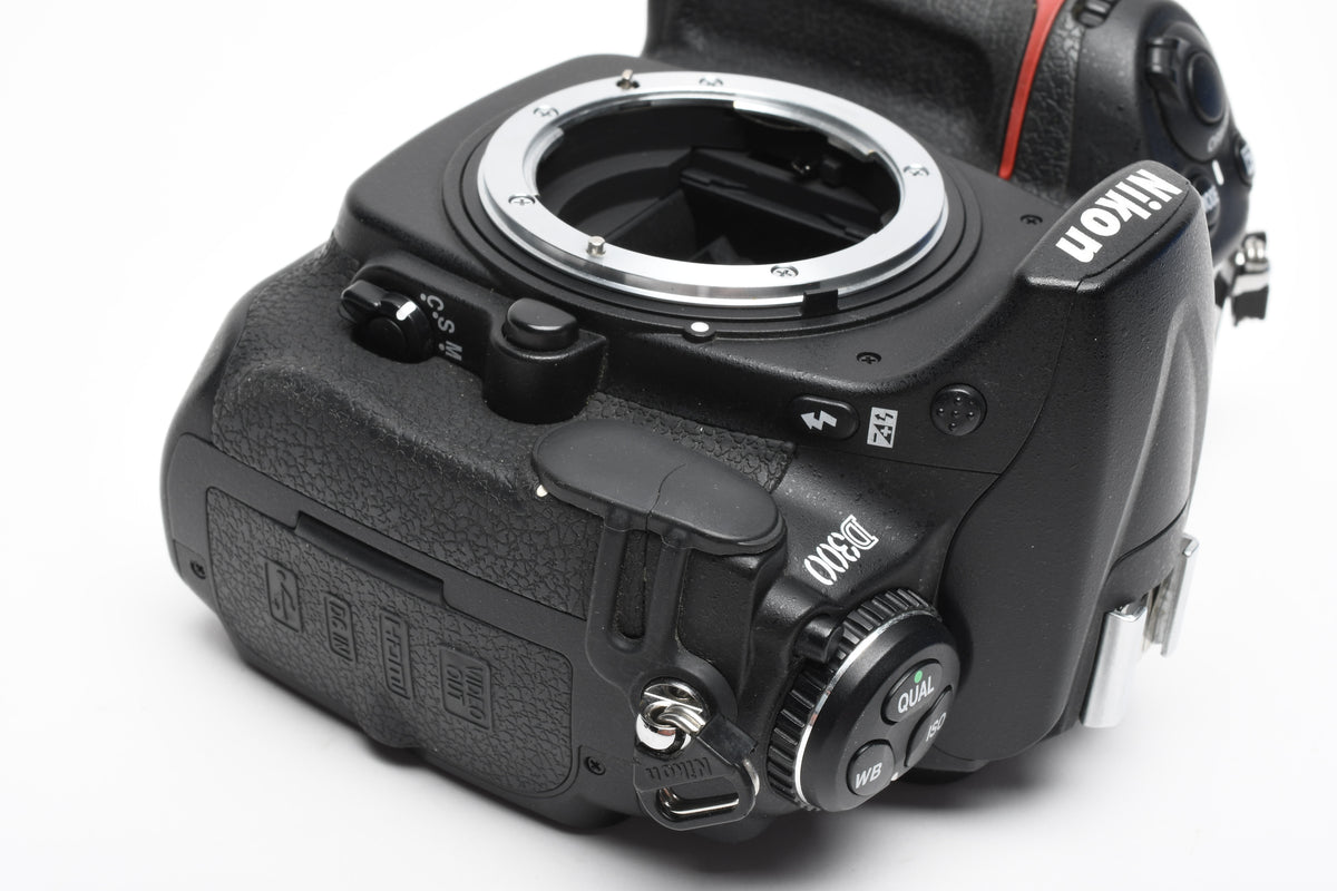 Nikon D300 DSLR Body, 2X batts, charger 27,541 Acts, clean!