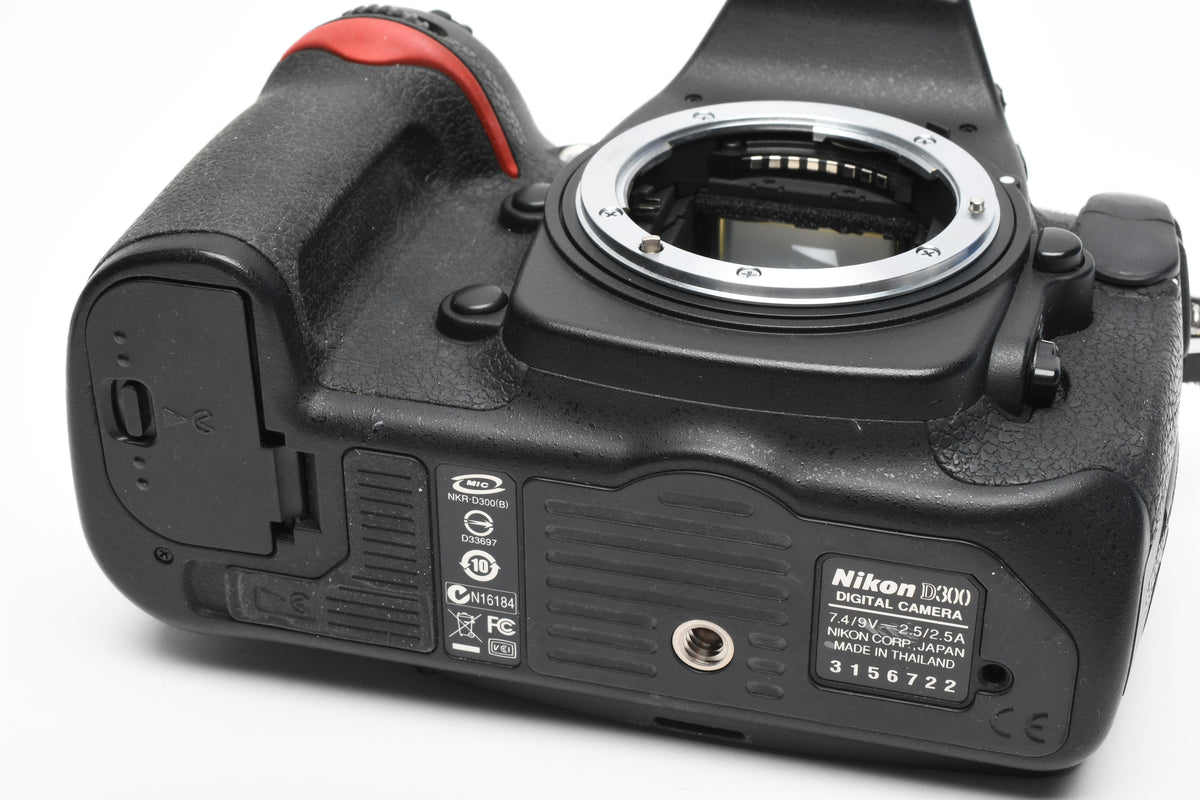 Nikon D300 DSLR Body, 2X batts, charger 27,541 Acts, clean!
