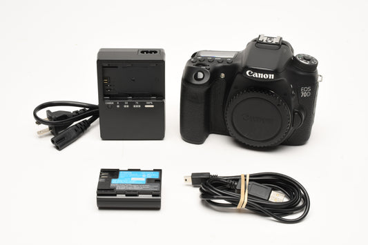 Canon EOS 70D DSLR Body w/Batt, charger, strap, Only 2552 Acts!