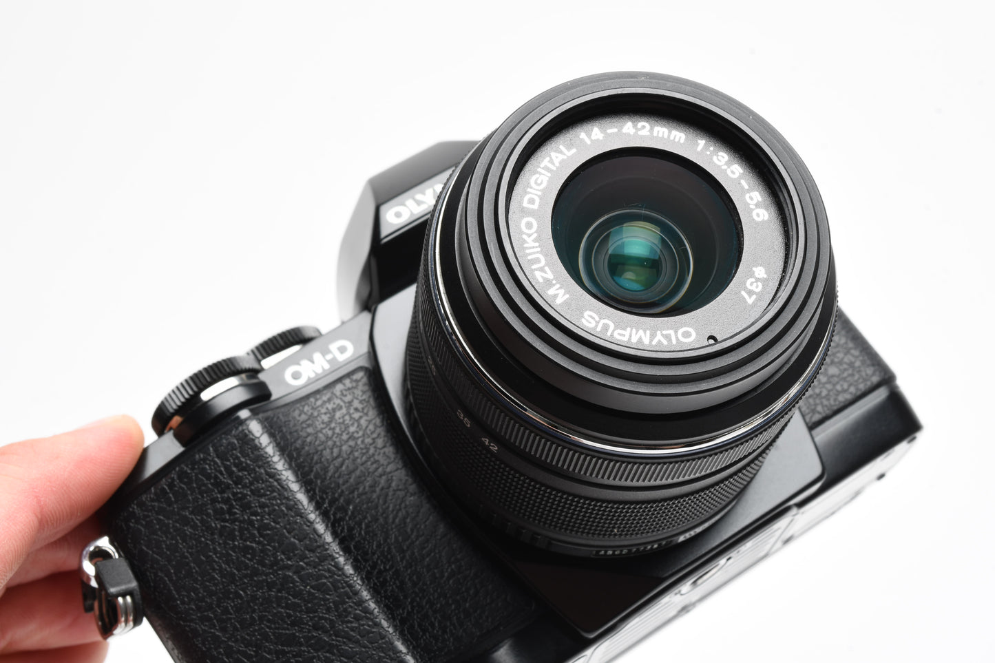 Olympus OM-D E-M10 w/14-42mm zoom, Only 3706 Caps! Nice!