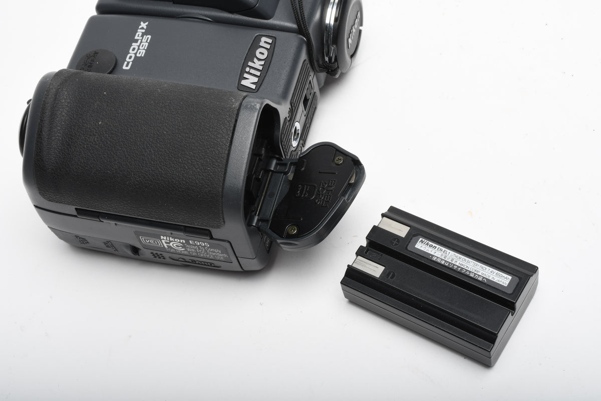 Nikon Coolpix 995 Digital Point&Shoot 3.2MP camera complete bundle, tested