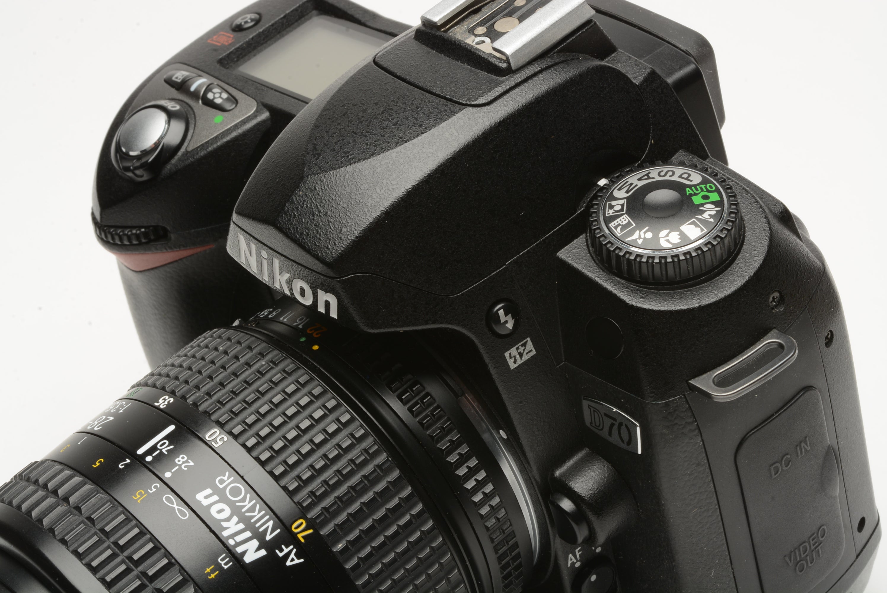 Nikon D70 DSLR w/Nikkor 28-70mm f3.5-4.5D zoom, batt+charger+1GB