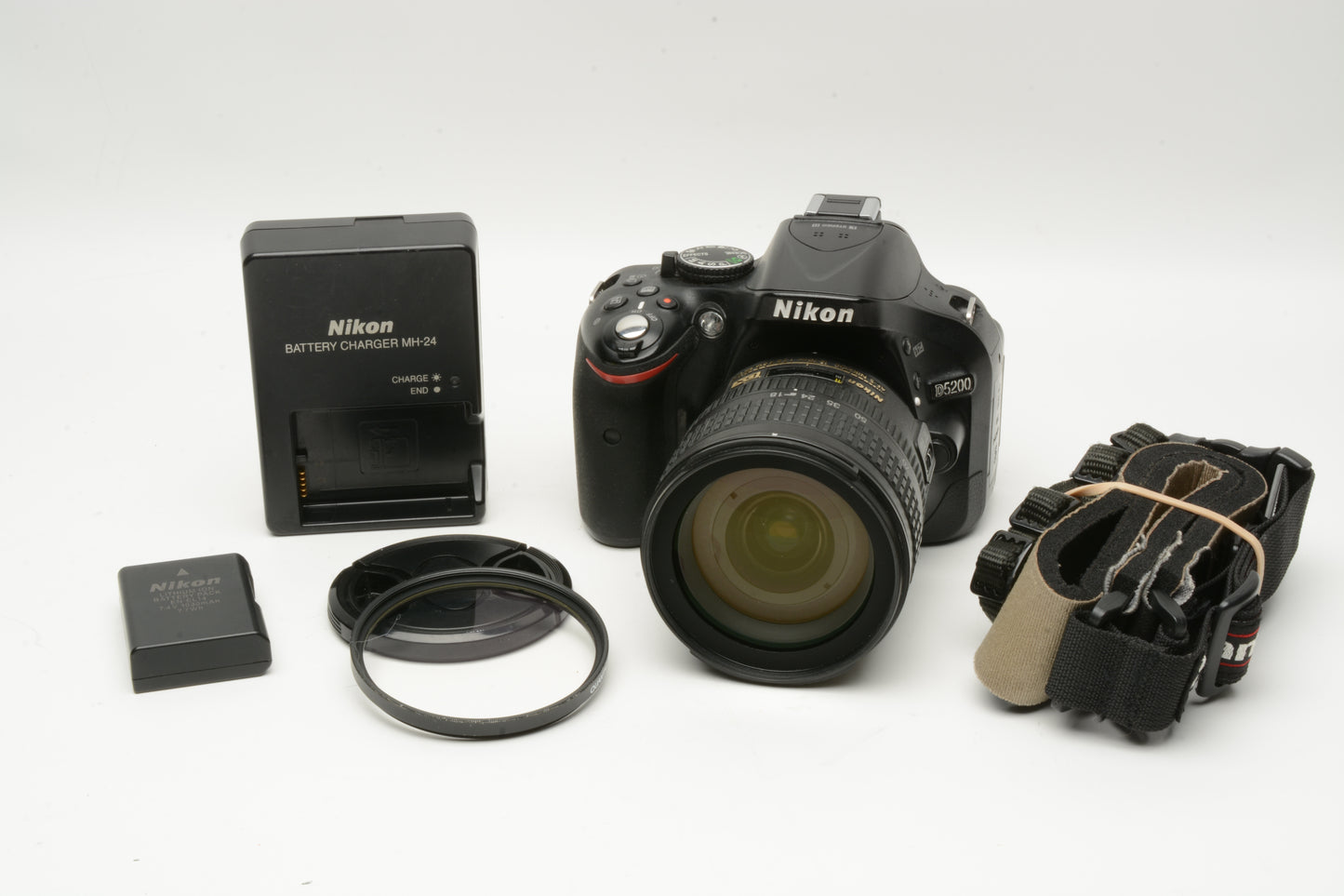 Nikon D5200 w/18-70mm F3.5-4.5G ED, batt+charger+strap+UV, 60K acts