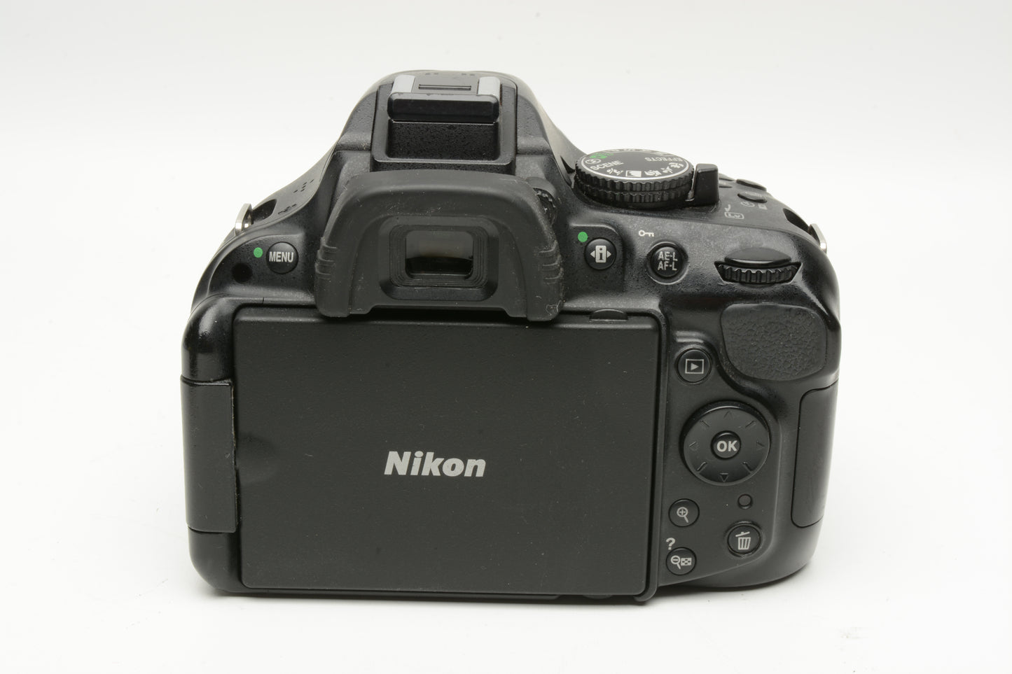 Nikon D5200 w/18-70mm F3.5-4.5G ED, batt+charger+strap+UV, 60K acts