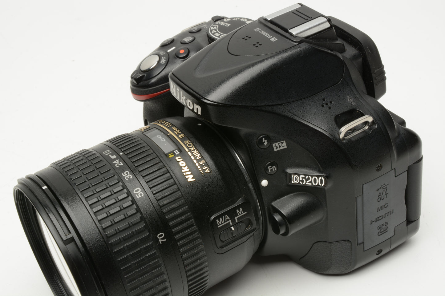 Nikon D5200 w/18-70mm F3.5-4.5G ED, batt+charger+strap+UV, 60K acts
