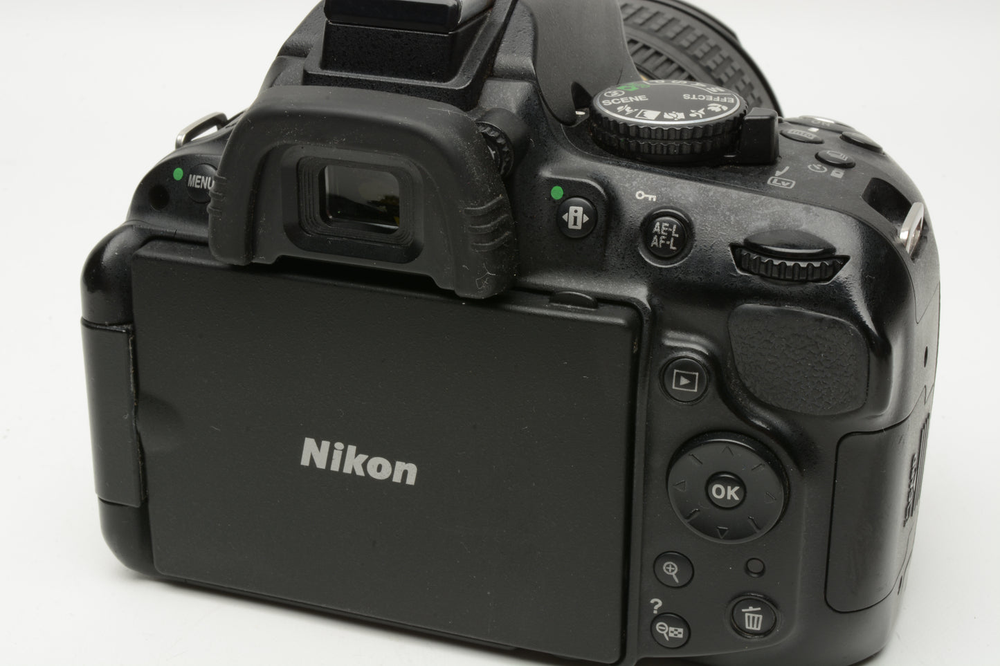 Nikon D5200 w/18-70mm F3.5-4.5G ED, batt+charger+strap+UV, 60K acts
