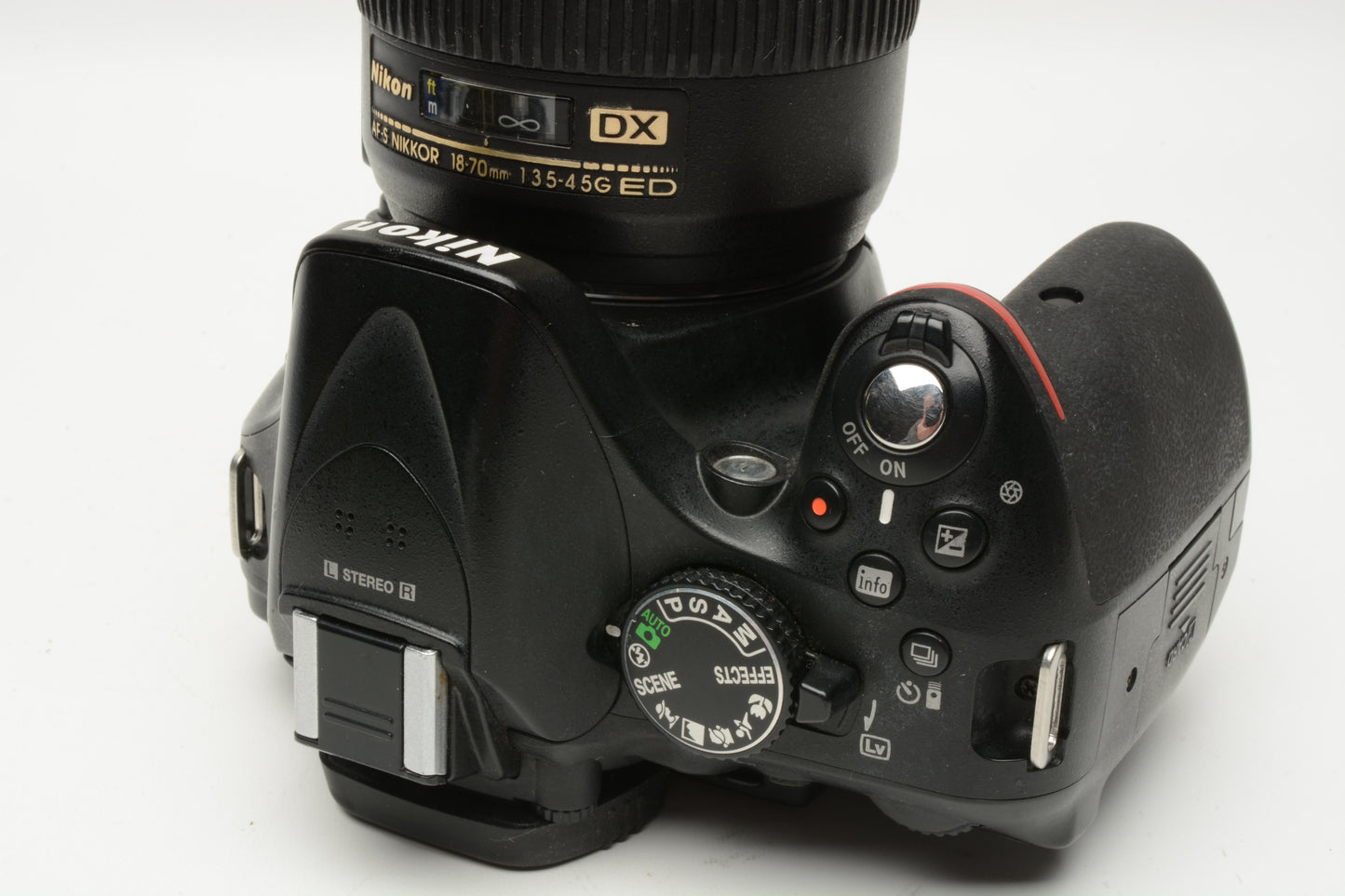 Nikon D5200 w/18-70mm F3.5-4.5G ED, batt+charger+strap+UV, 60K acts