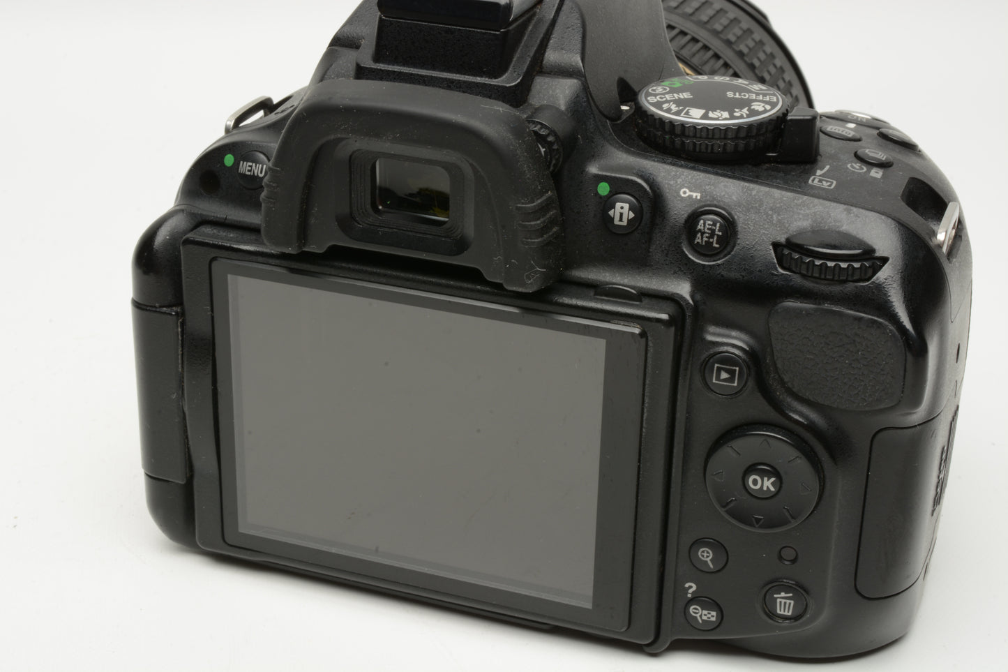 Nikon D5200 w/18-70mm F3.5-4.5G ED, batt+charger+strap+UV, 60K acts