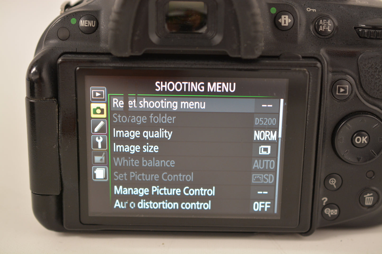 Nikon D5200 w/18-70mm F3.5-4.5G ED, batt+charger+strap+UV, 60K acts