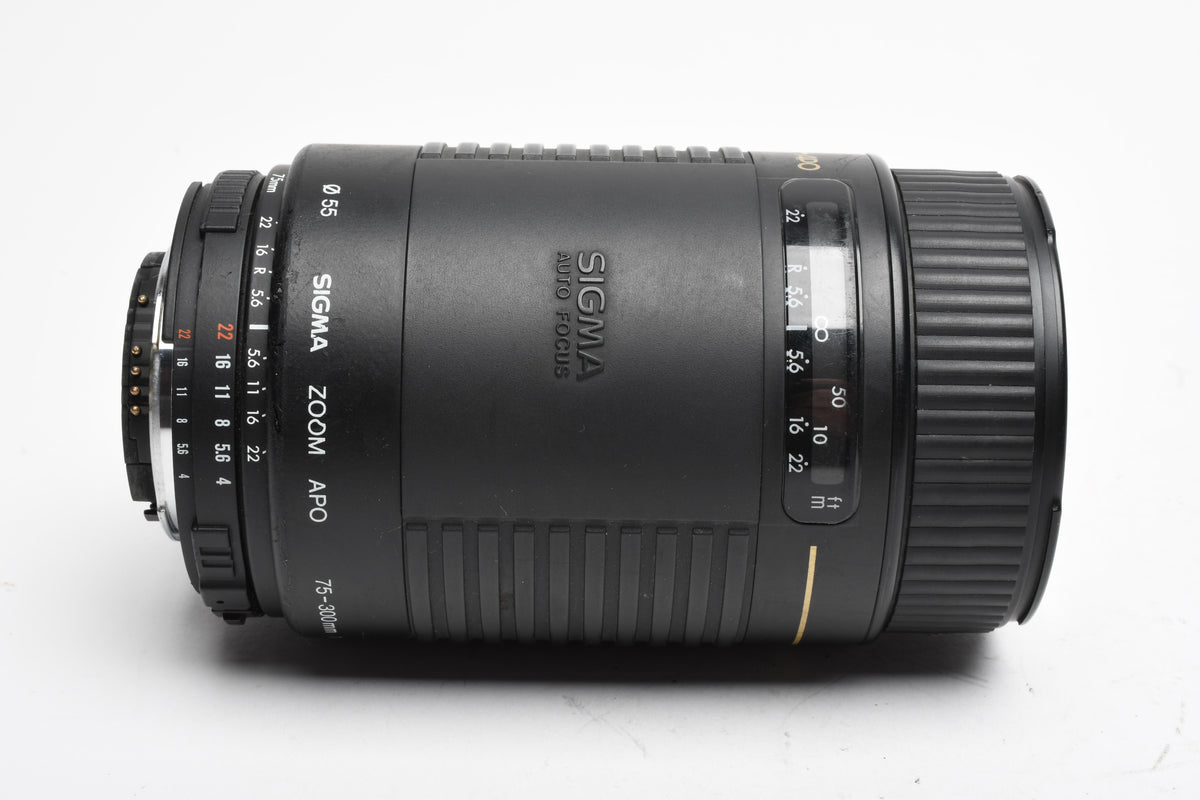 Sigma APO AF 70-300mm f4-5.6 Telephoto zoom for Nikon AF +Hood, Good