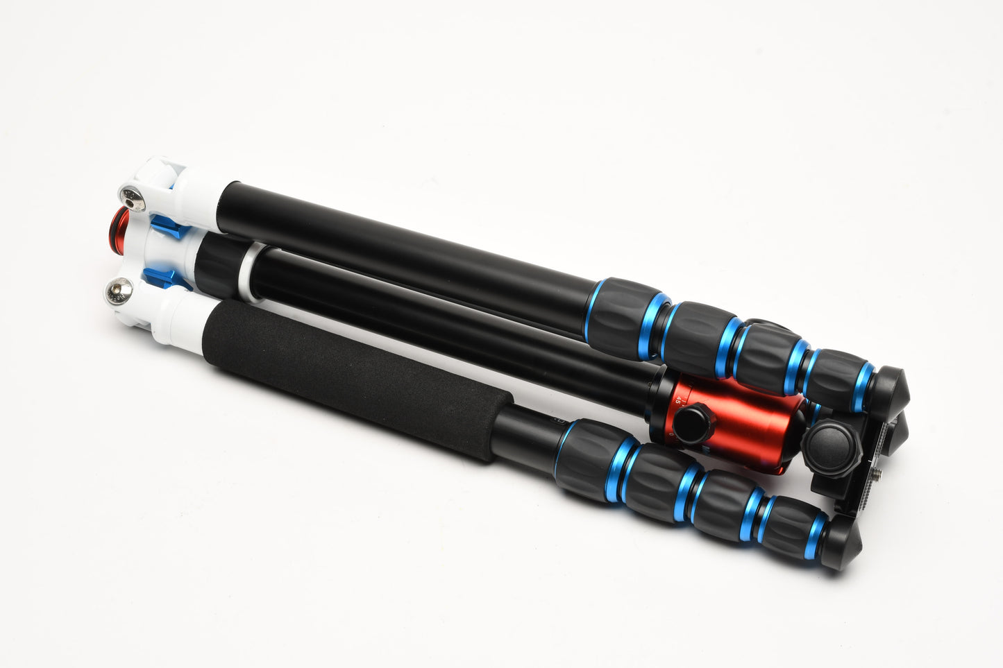 MeFoto compact travel tripod A1350 Road Trip (White/Black) in case, Mint-