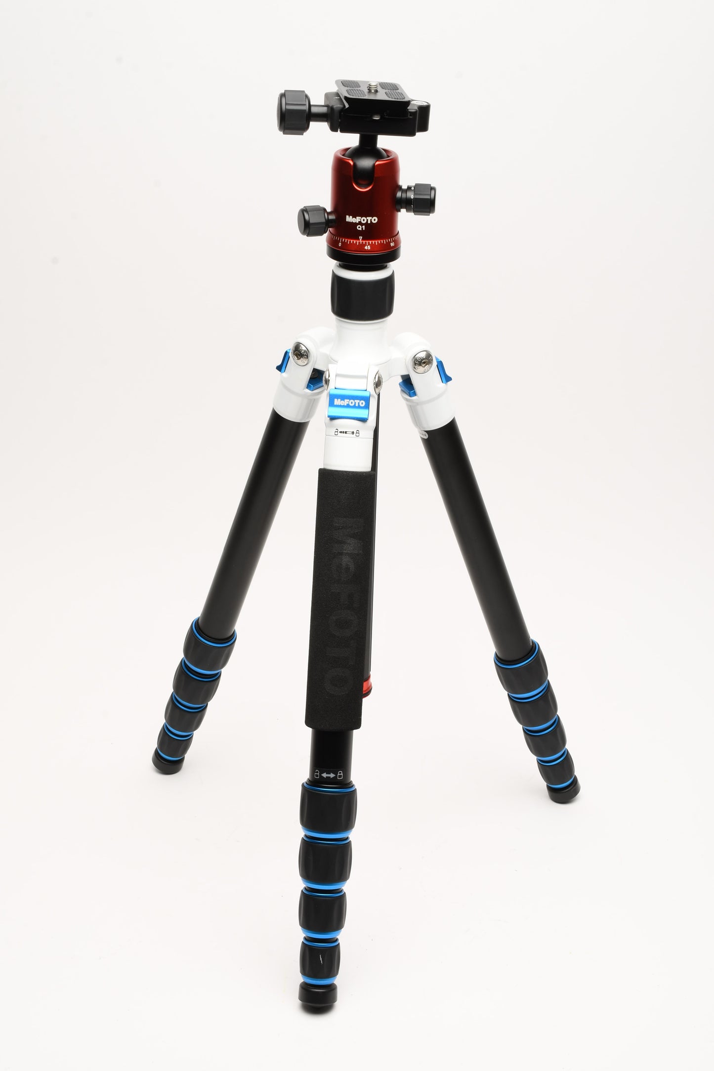 MeFoto compact travel tripod A1350 Road Trip (White/Black) in case, Mint-