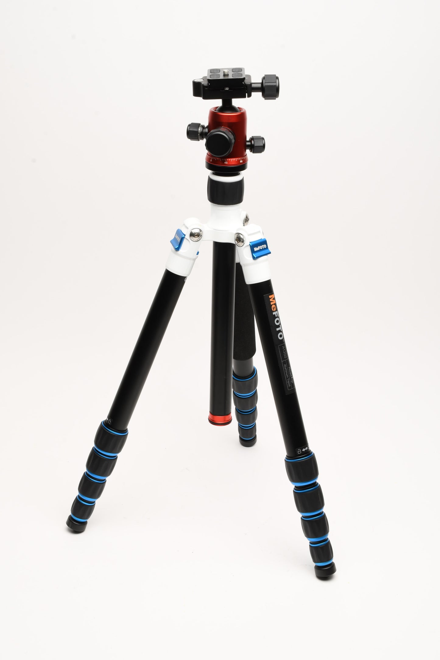 MeFoto compact travel tripod A1350 Road Trip (White/Black) in case, Mint-