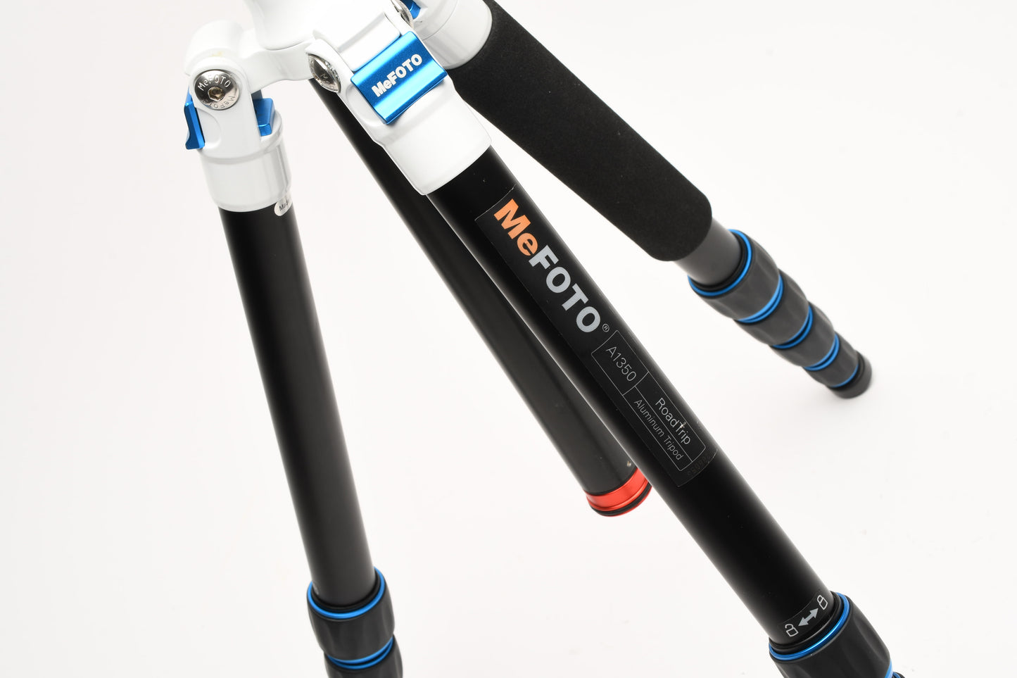 MeFoto compact travel tripod A1350 Road Trip (White/Black) in case, Mint-