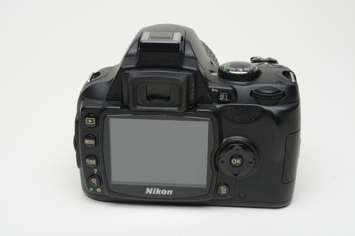 Nikon D40 DSLR body w/Nikkor 18-55mm f3.5-5.6G ED II , batt+charger+SD, 1680 Acts!