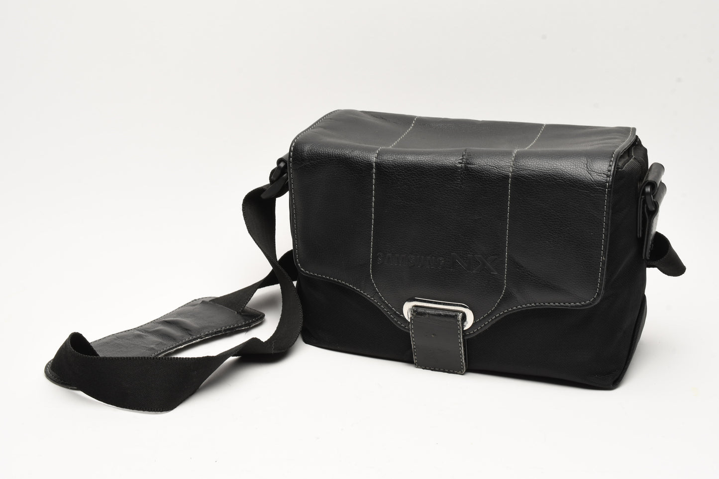 Samsung NX2000 20.3MP Digital Camera w/20-50mm Zoom, Flash, Case