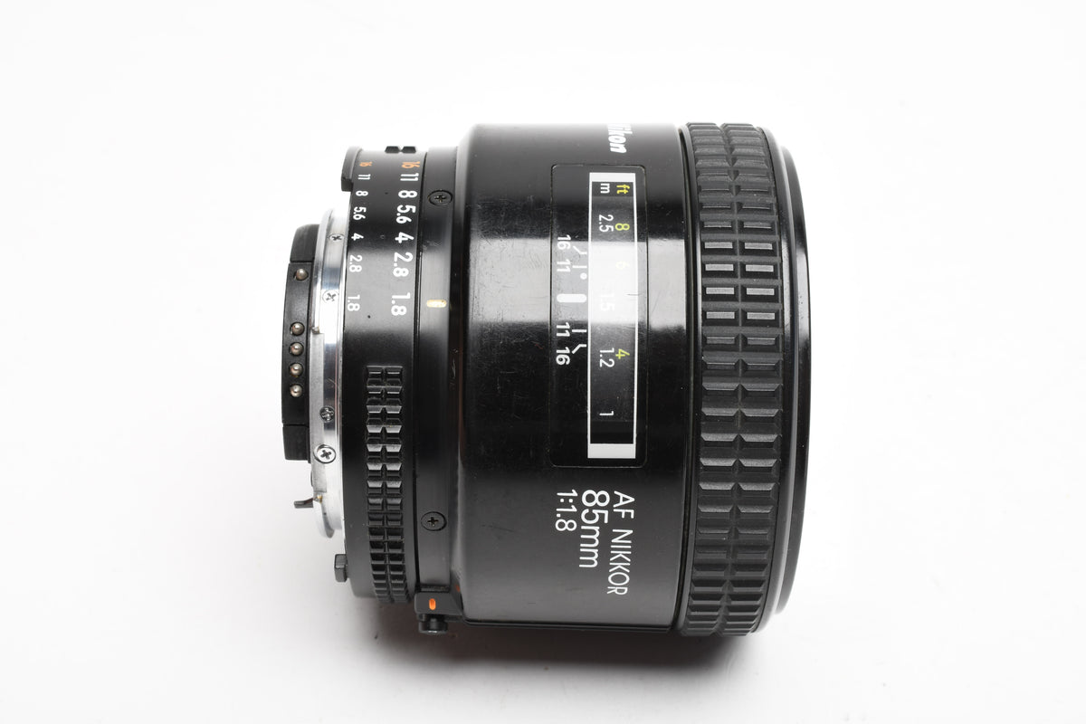 Nikon AF Nikkor 85mm F1.8 portrait lens, caps, UV, Sharp!