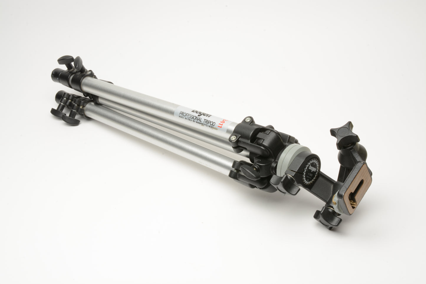 Bogen 3411 tripod w/3025 3D Head, Nice and clean combo, Great!