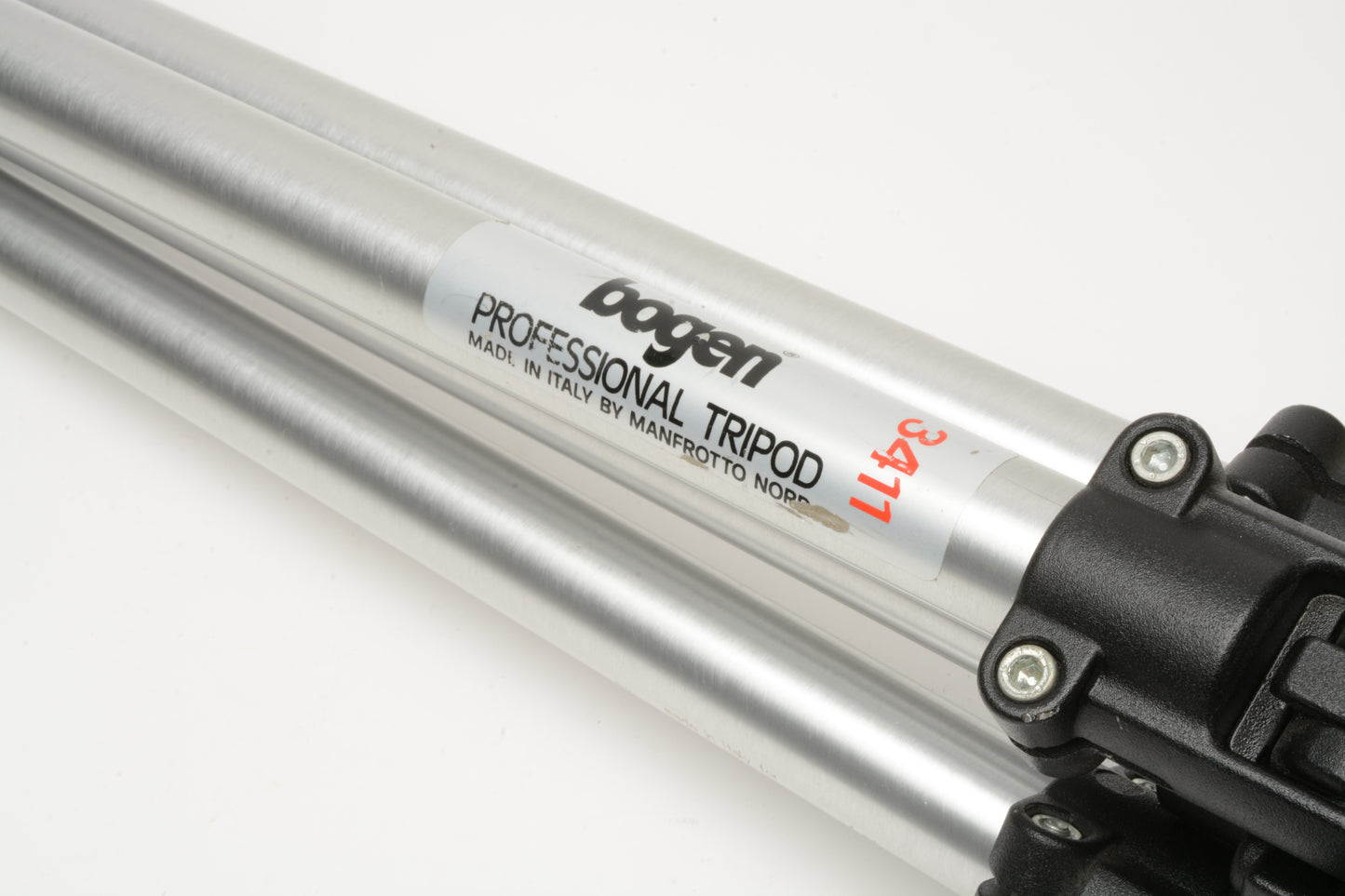 Bogen 3411 tripod w/3025 3D Head, Nice and clean combo, Great!