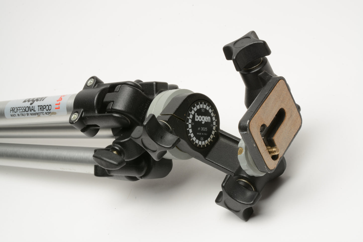 Bogen 3411 tripod w/3025 3D Head, Nice and clean combo, Great!