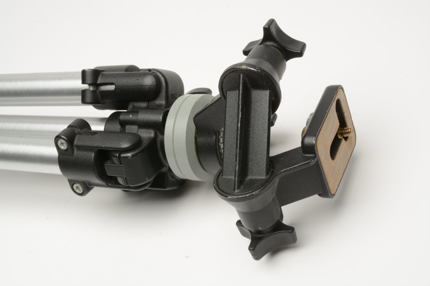 Bogen 3411 tripod w/3025 3D Head, Nice and clean combo, Great!