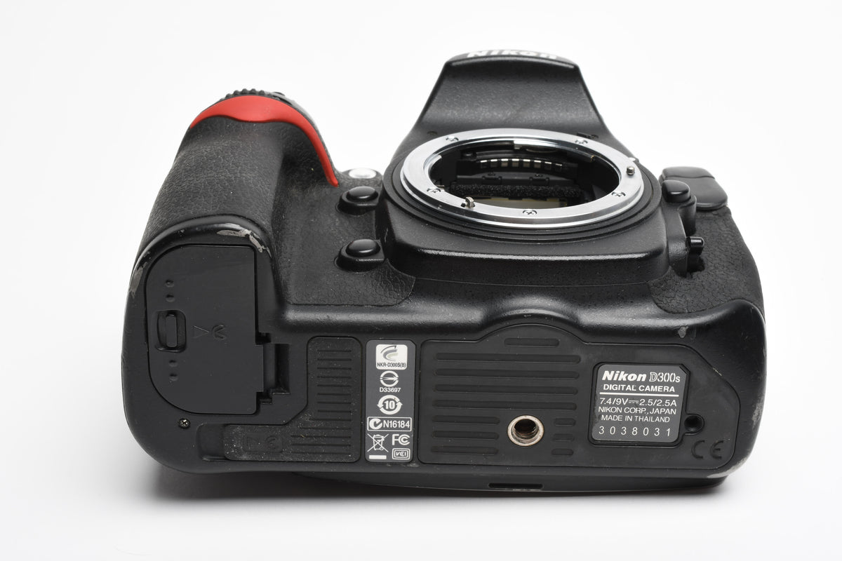Nikon D300S DSLR Body, 2X batts, charger, 235K Acts, Great, Tested