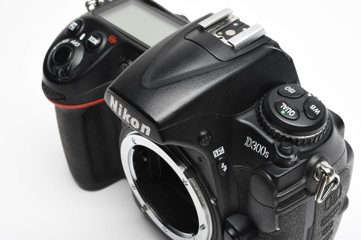 Nikon D300S DSLR Body, 2X batts, charger, 235K Acts, Great, Tested