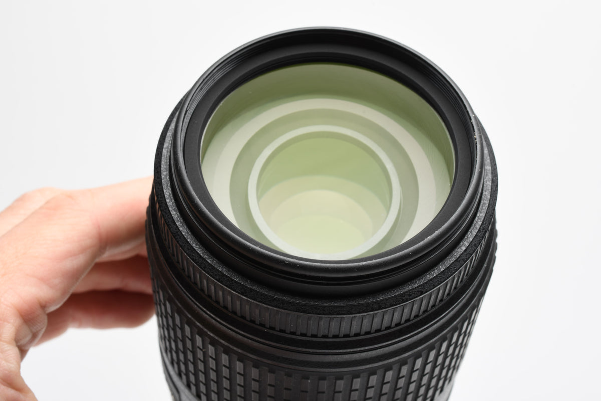 Nikon AF-S Nikkor 55-300mm f4.5-5.6G ED VR zoom lens, Caps, Mint-