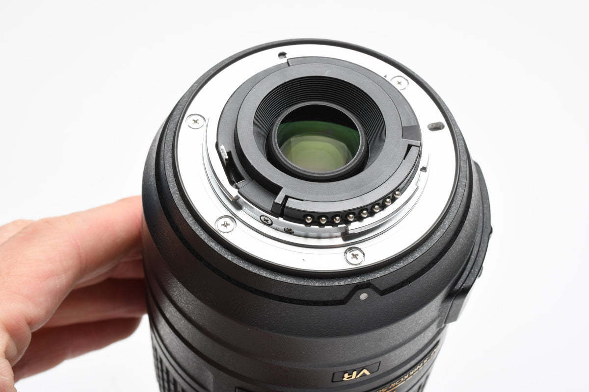 Nikon AF-S Nikkor 55-300mm f4.5-5.6G ED VR zoom lens, Caps, Mint-