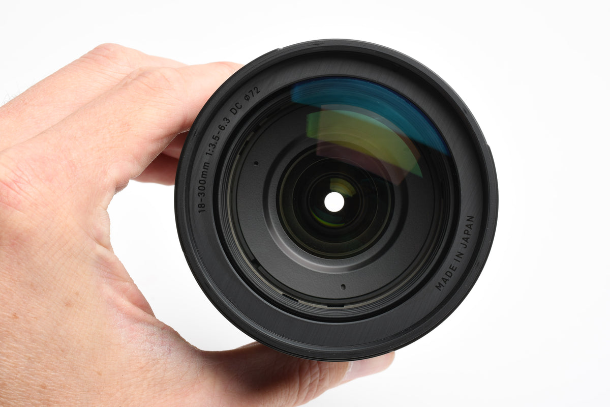Sigma 18-300mm F3.5-6.3 DC Contemporary Canon EF Mount, Hood, UV filter, Great!