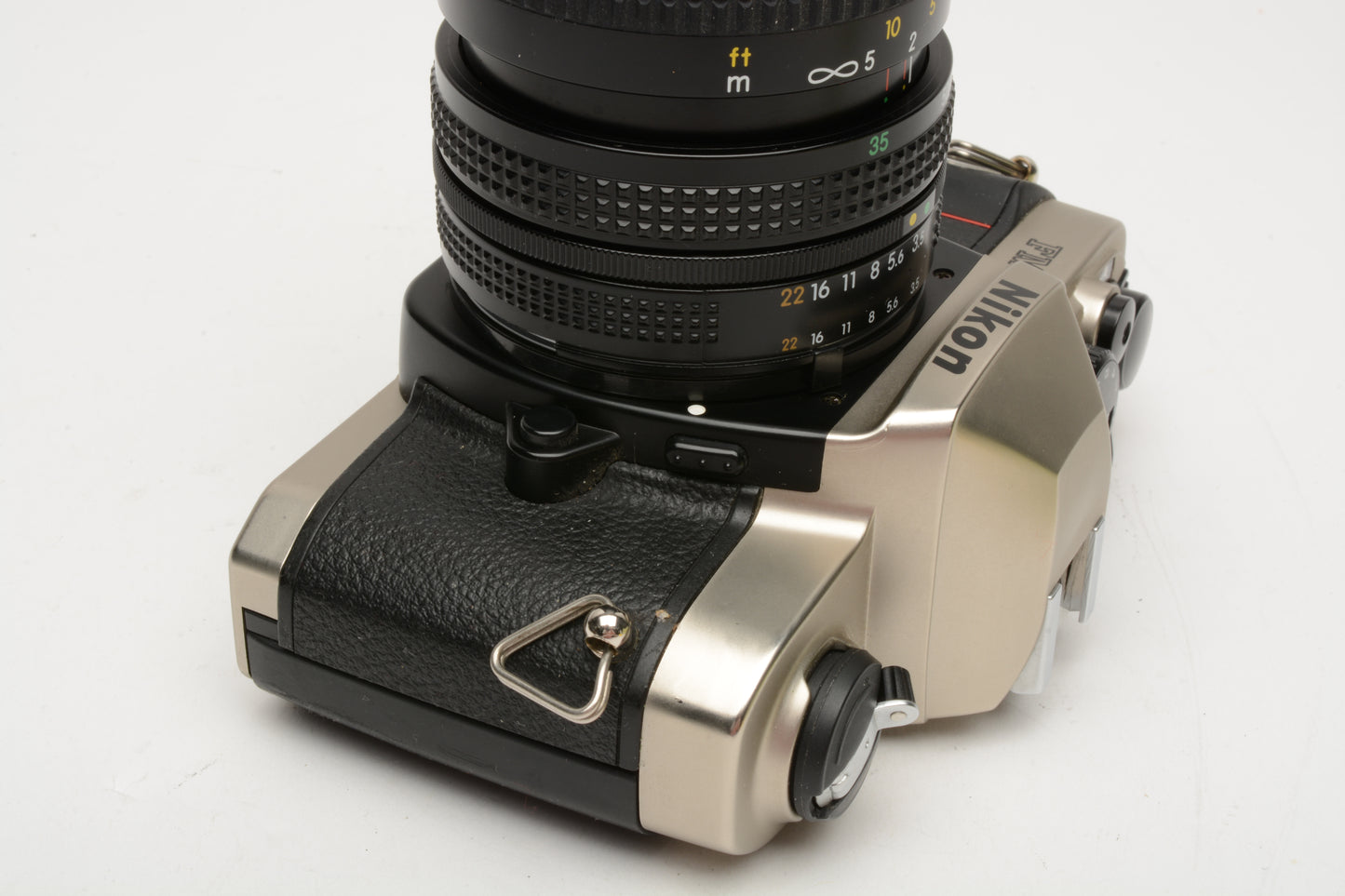 Nikon FM-10 35mm SLR w/35-70mm f3.5-4.8 zoom lens, cap+strap+pola, Great!