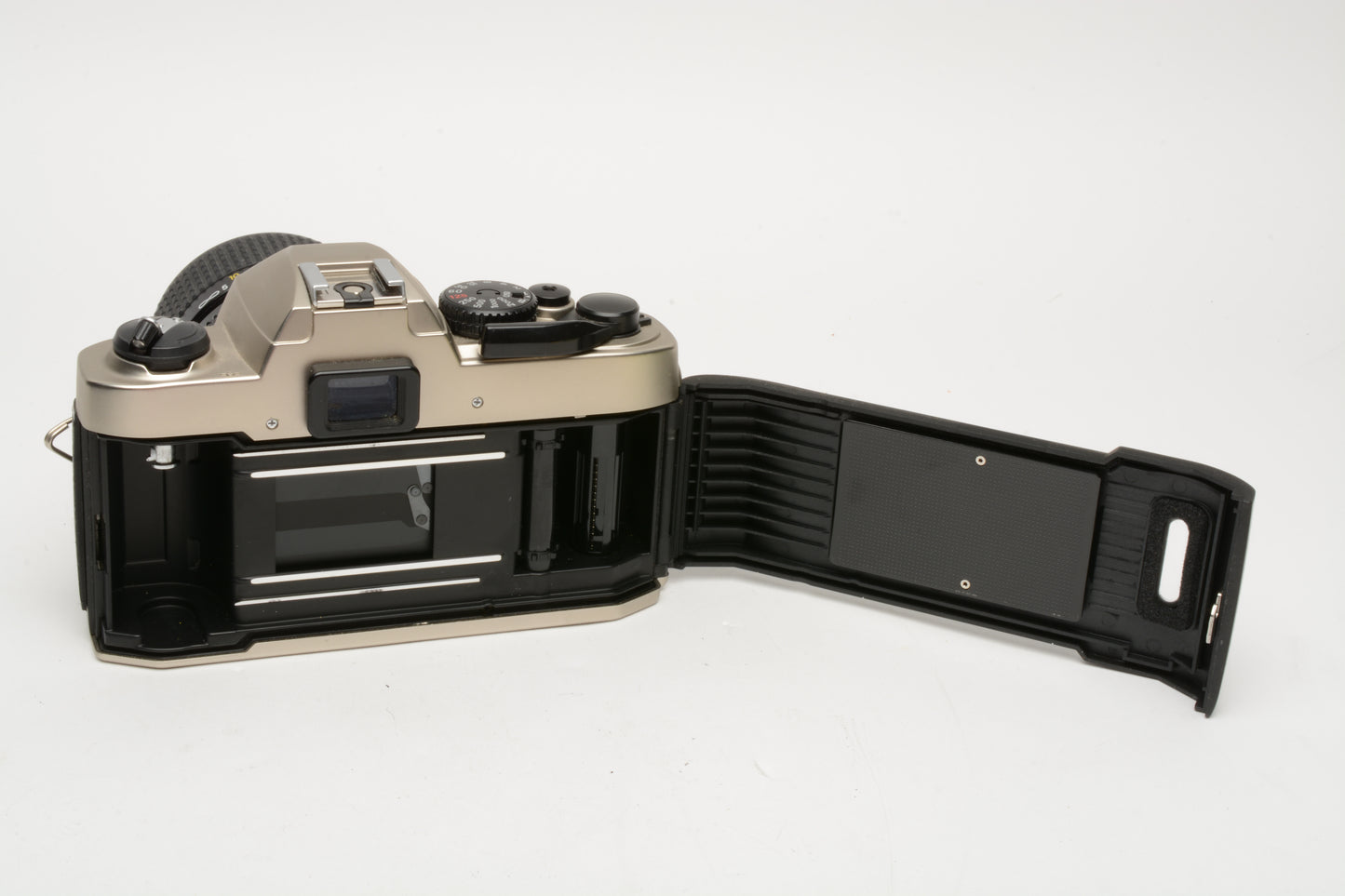 Nikon FM-10 35mm SLR w/35-70mm f3.5-4.8 zoom lens, cap+strap+pola, Great!