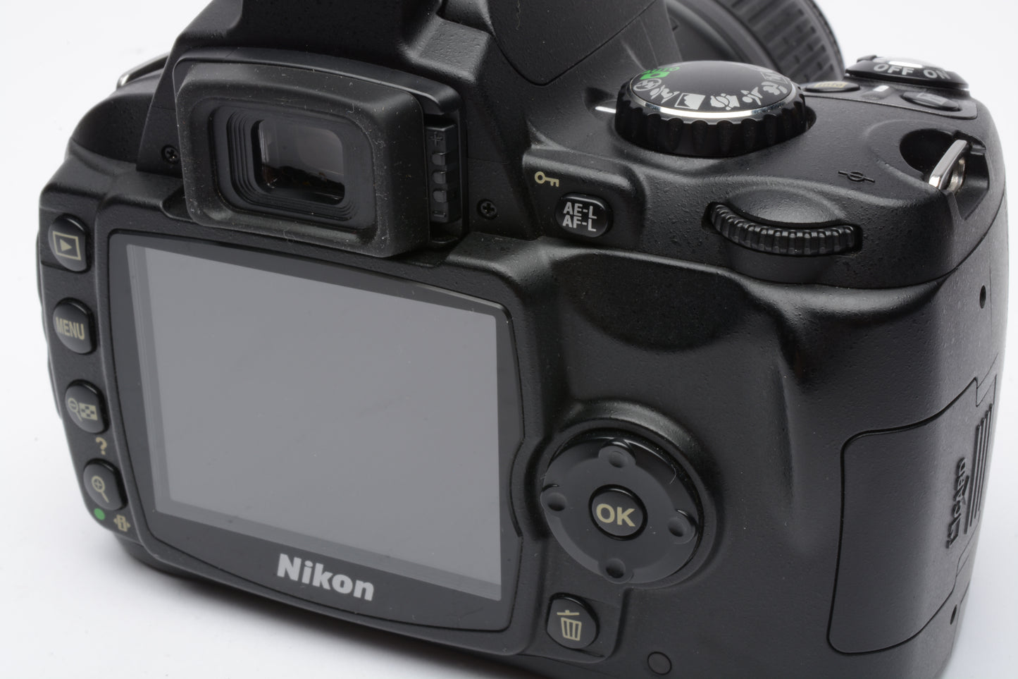 Nikon D40 DSLR body w/Nikkor 18-55mm f3.5-5.6G ED II , batt+charger Only 1162 Acts!