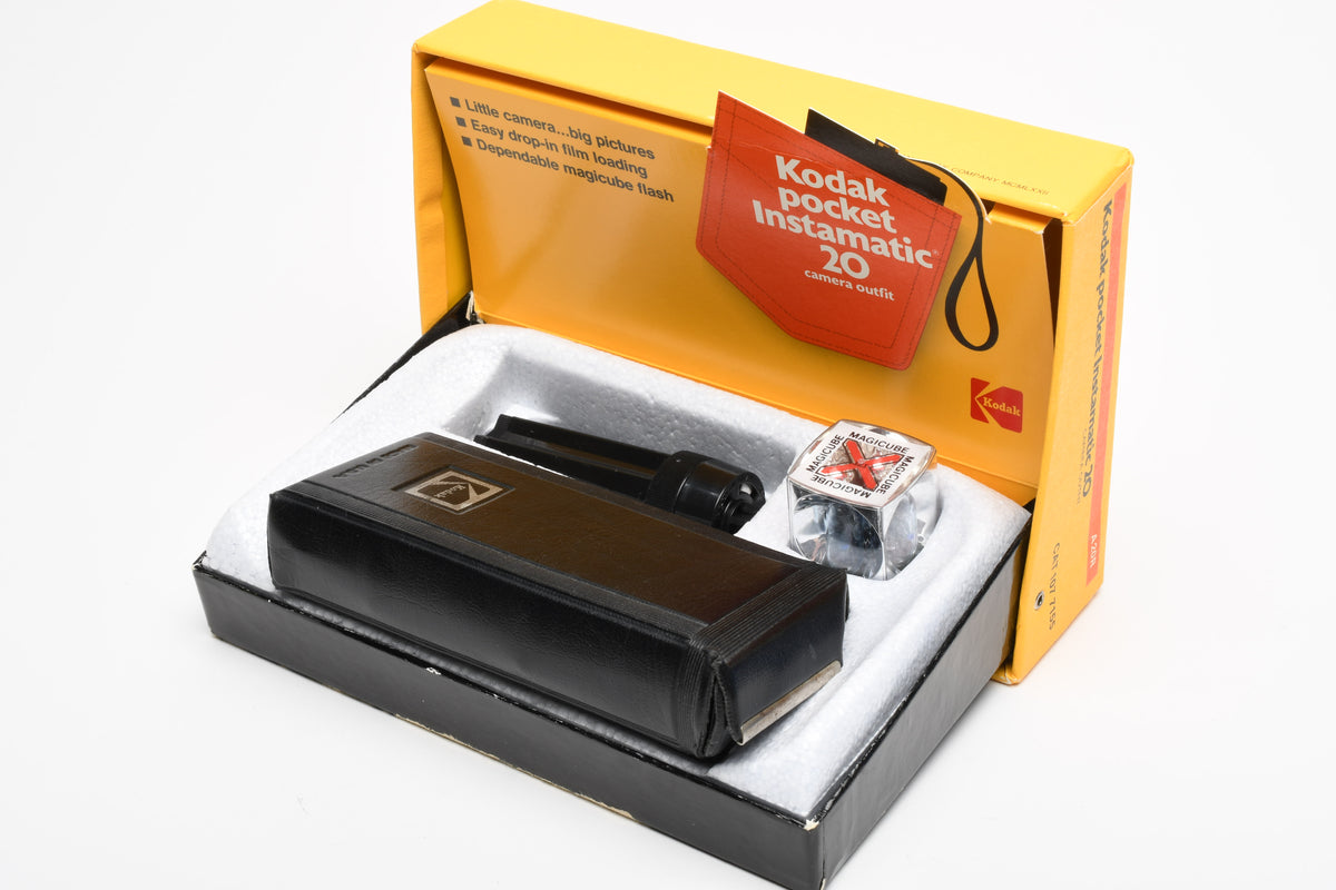 Kodak Instamatic 20 Kit, w/1X Magicubes, Flas Extender, Case, in box