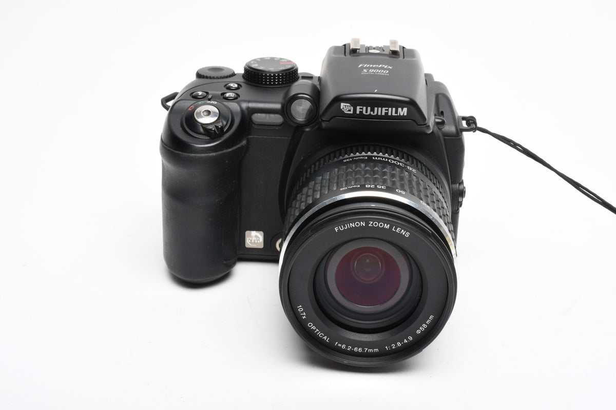 Fujifim Finepix S9000 Digital Point&Shoot camera w/UV Filter, Cap, 8GB CF Card, Clean!