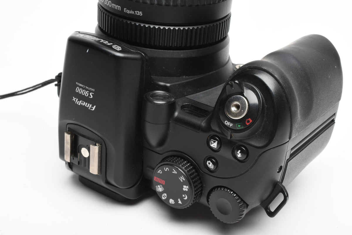 Fujifim Finepix S9000 Digital Point&Shoot camera w/UV Filter, Cap, 8GB CF Card, Clean!