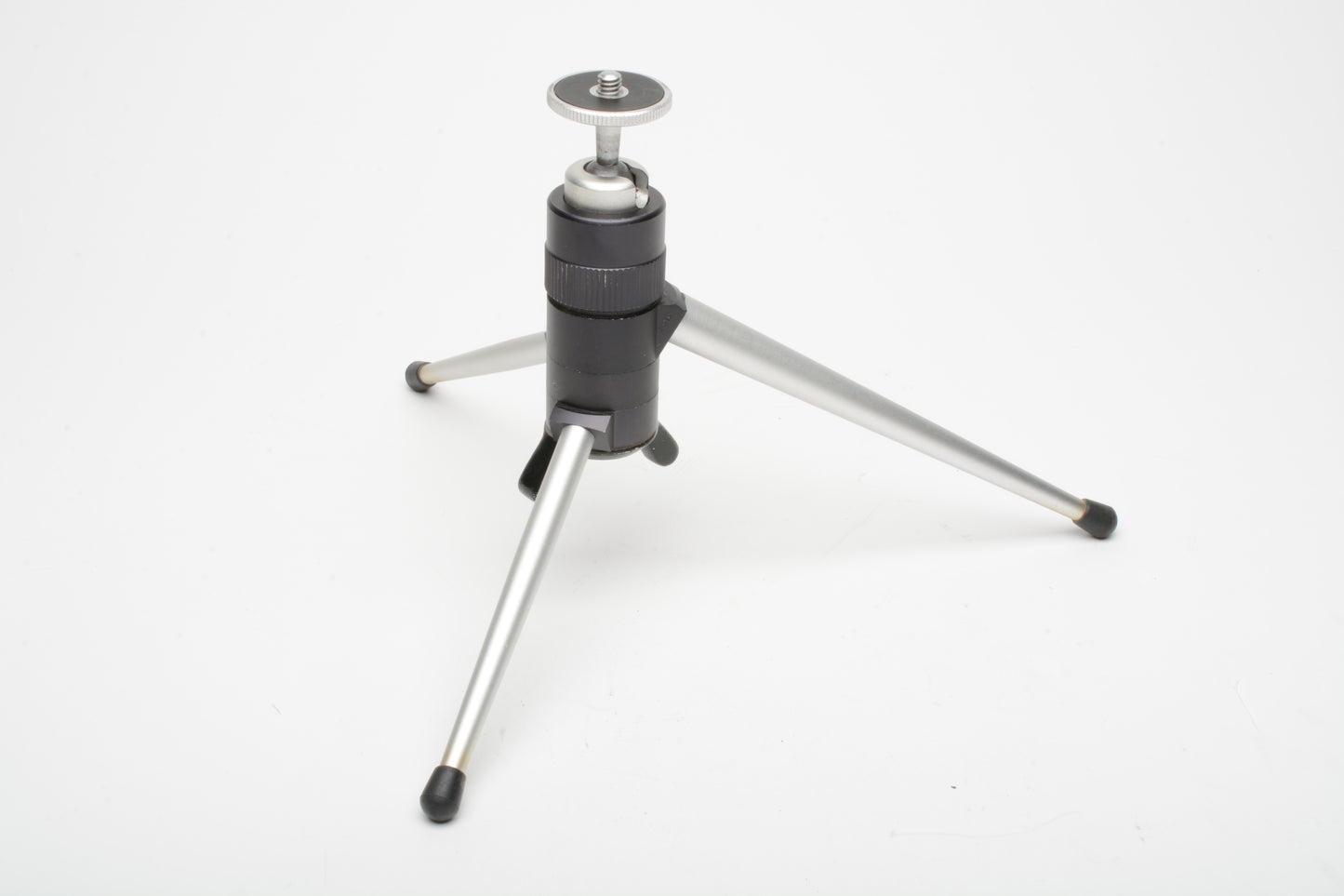 Compact "Leica Copy" table tripod, nice and clean