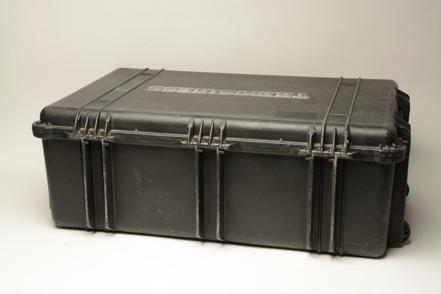 Pelican 1650 wheeled Black Equipment Case Measures ~32x21x13" (Black)