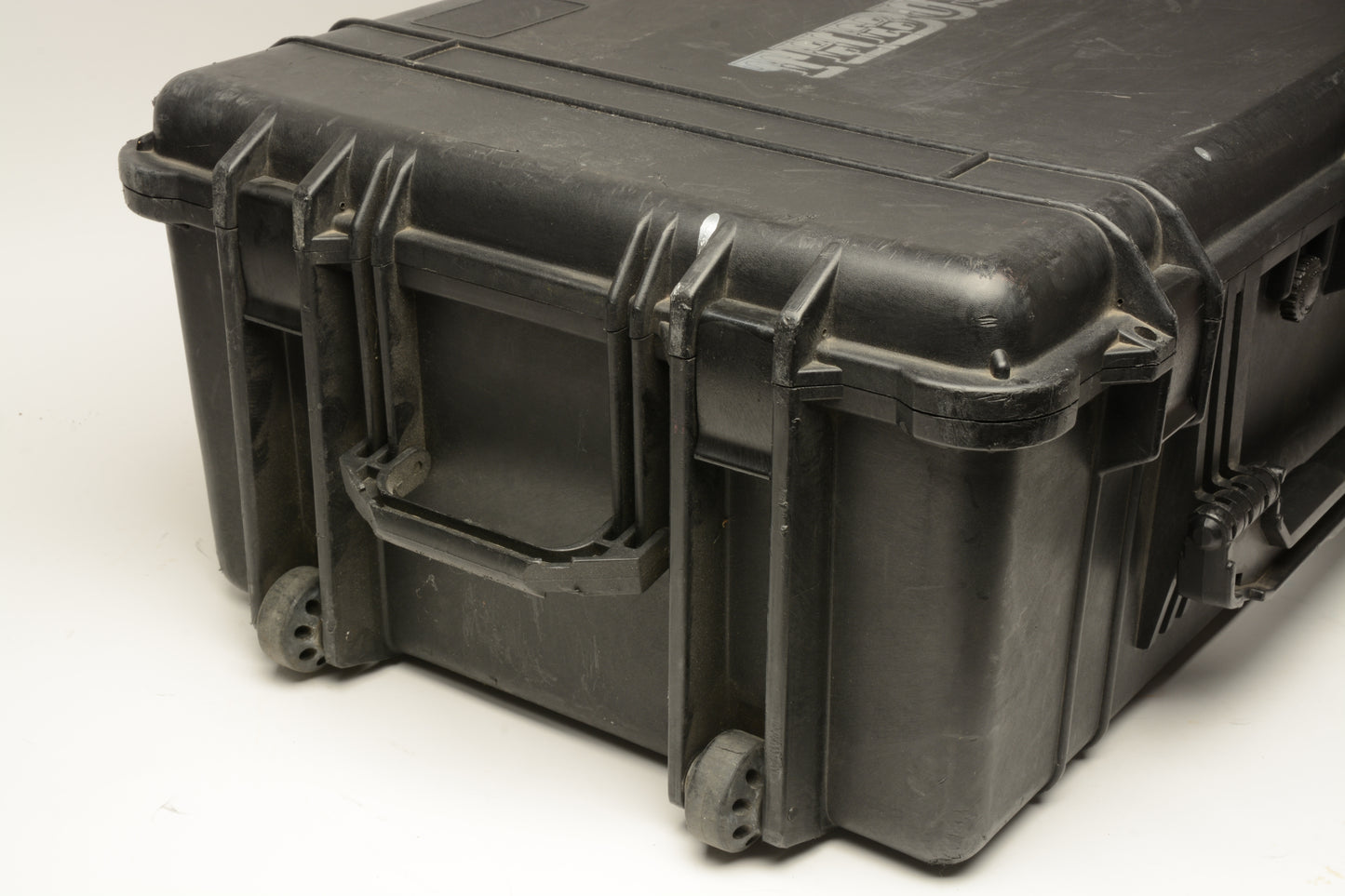 Pelican 1650 wheeled Black Equipment Case Measures ~32x21x13" (Black)