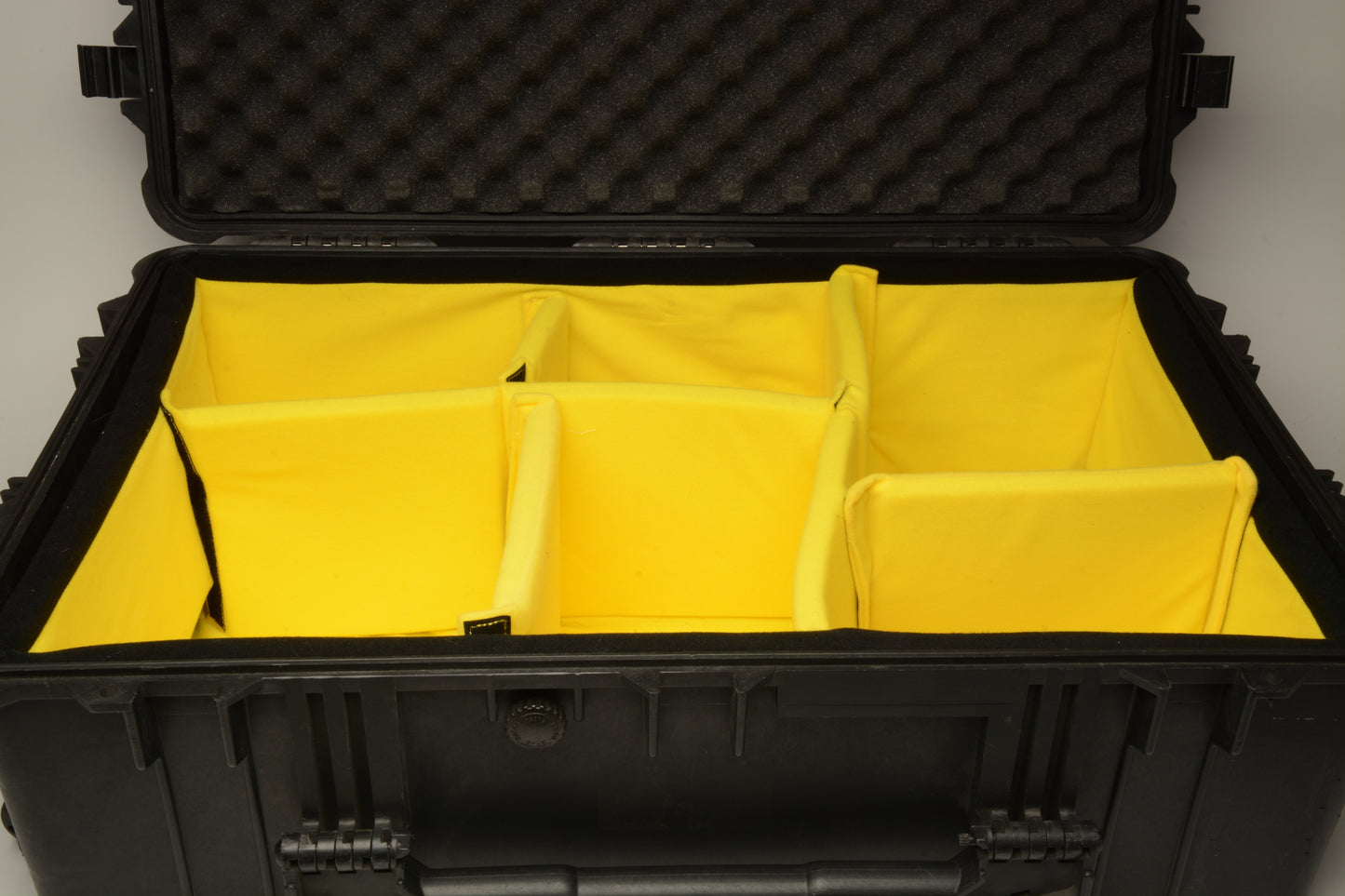 Pelican 1650 wheeled Black Equipment Case Measures ~32x21x13" (Black)