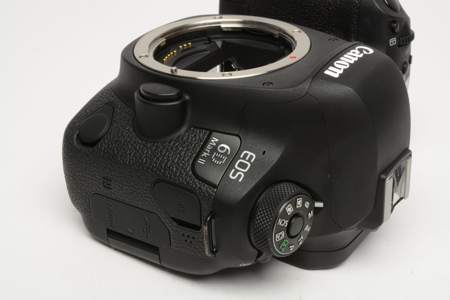 Canon EOS 6D Mark II 26.2MP DSLR body, batt, charger, only 122 acts!! Tested, great!