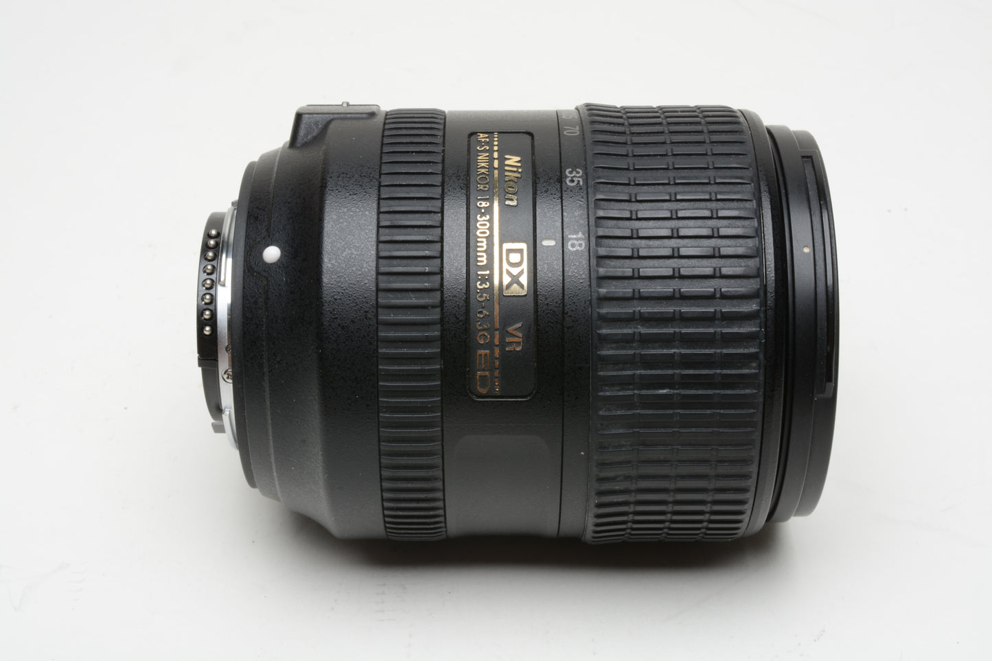 Nikon AF-S Nikkor 18-300mm f3.5-5.6G ED VR DX zoom, caps, clean and sharp!