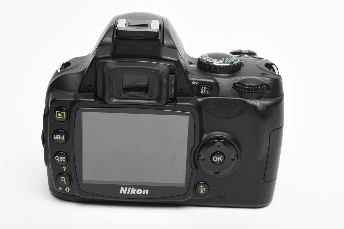 Nikon D40 DSLR body, batt+charger, ONLY 693 Acts!! Great