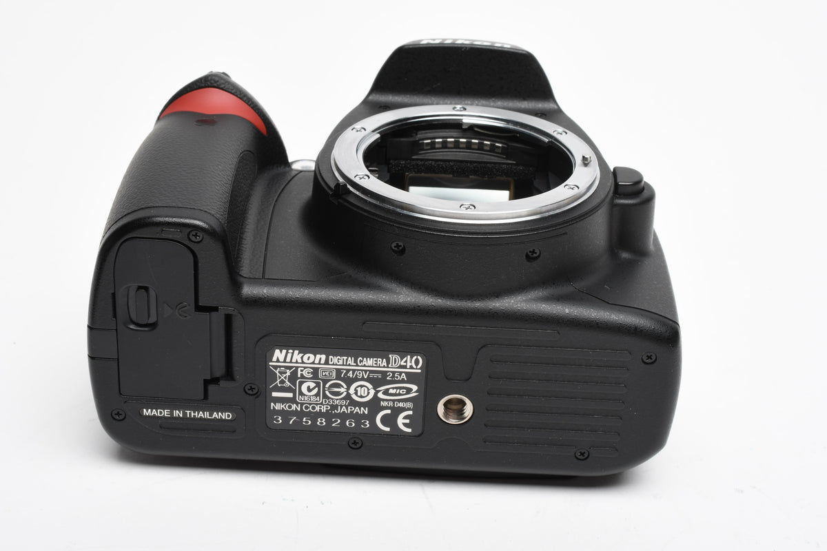 Nikon D40 DSLR body, batt+charger, ONLY 693 Acts!! Great