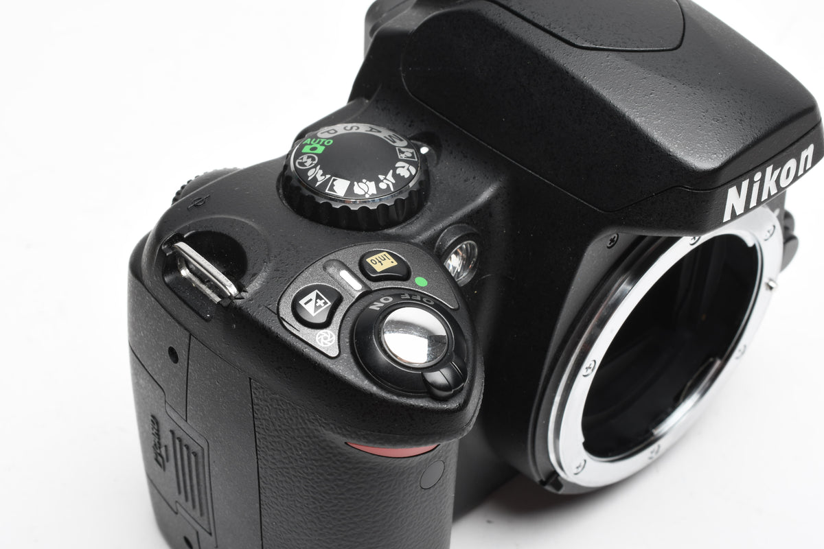 Nikon D40 DSLR body, batt+charger, ONLY 693 Acts!! Great